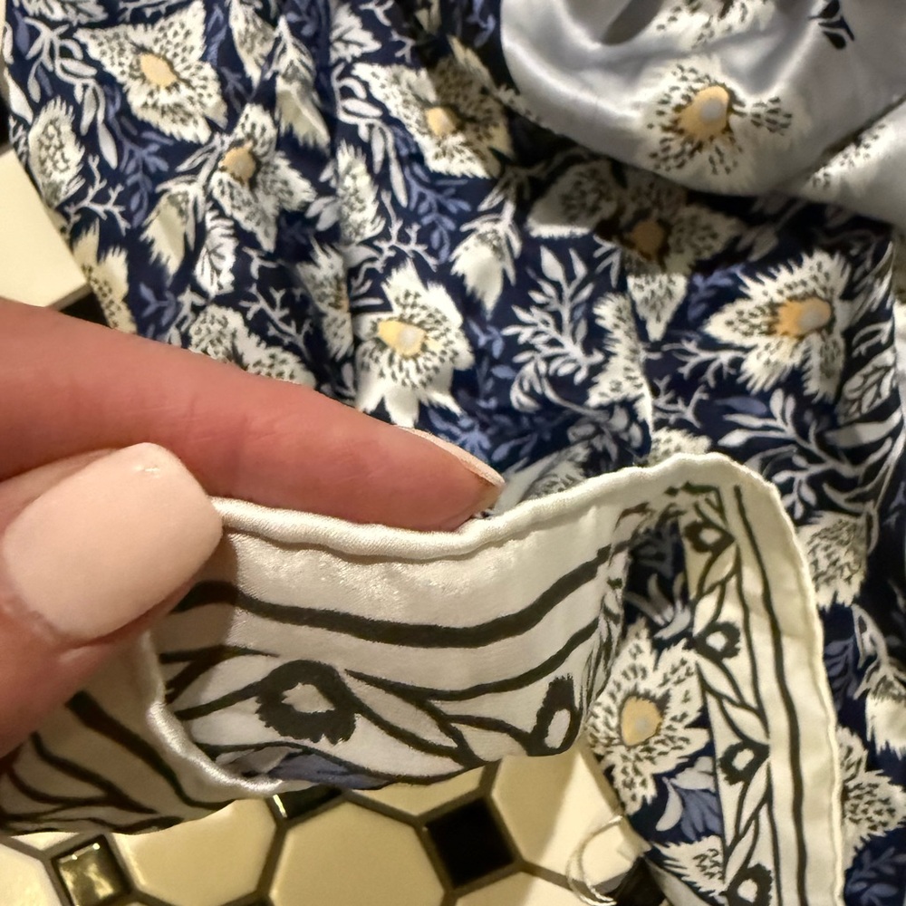 Taihu snow silk Elegant Floral Scarf in Blue and White - Picture 7 of 8